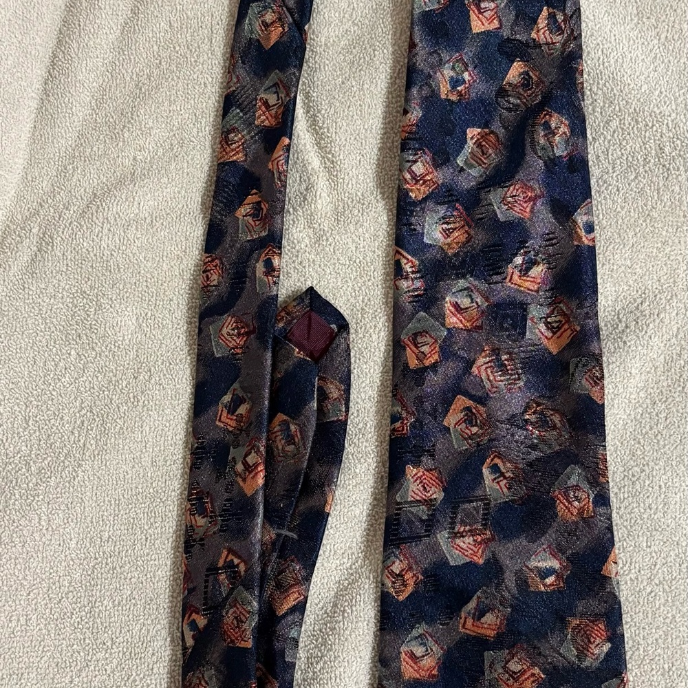 Elegant Geometric Patterned Men's Tie